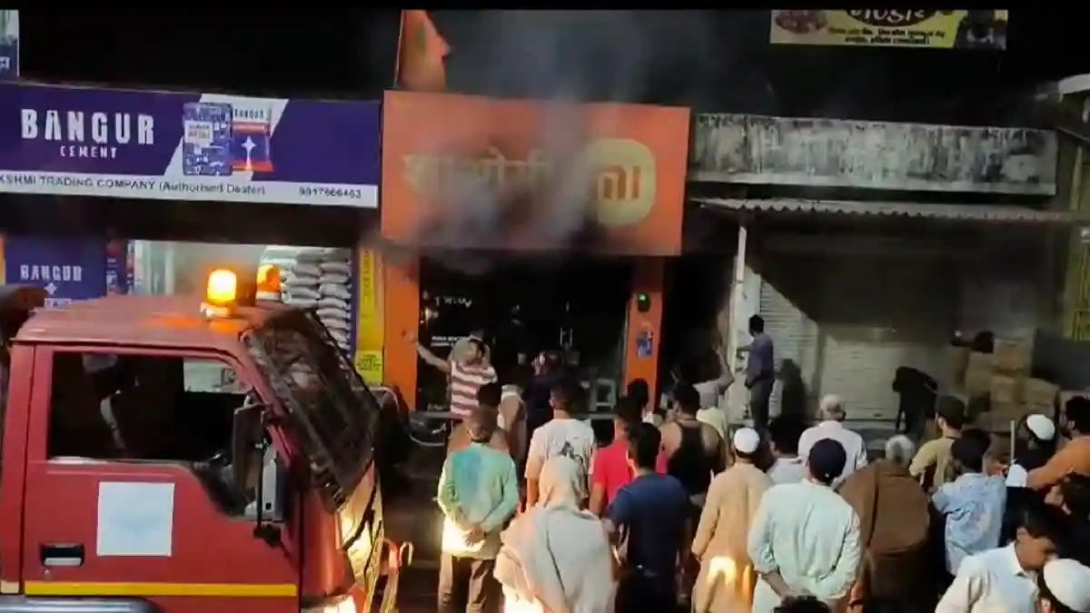 हादसा: मोबाइल शॉप में लगी भीषण आग,  लाखों का माल जलकर राख