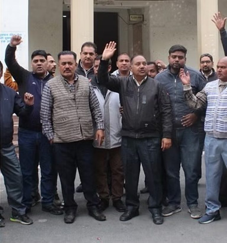 विवाद: विधायक की बदसलूकी आम जनता पर भारी, निगम कर्मचारियों ने किया  सफाई सहित सभी काम-काज ठप