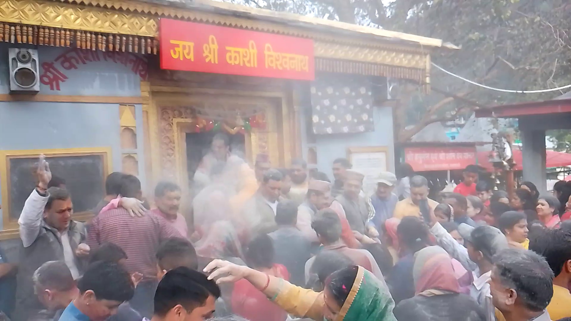 कुछ अलग: काशी विश्वनाथ मंदिर में भस्म की होली, भभूत लगाकर जमकर झूमे शिव भक्त