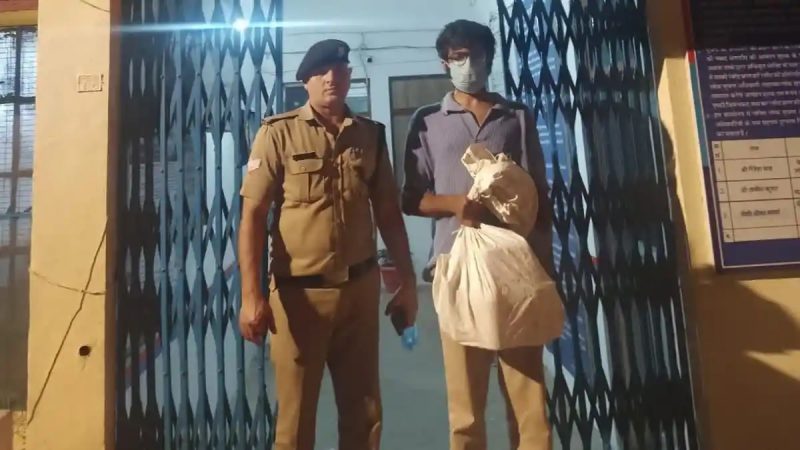 छापेमारी: अवैध रूप से पर्यटकों को शराब पिलाते होटल संचालक गिरफ्तार