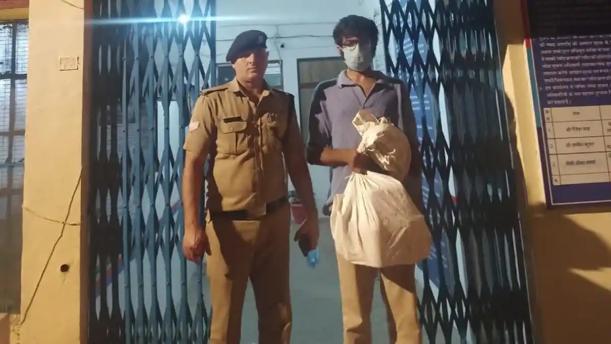 छापेमारी: अवैध रूप से पर्यटकों को शराब पिलाते होटल संचालक गिरफ्तार