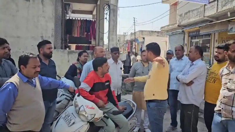 दिन दहाड़े: सुबह घर से दुकान को निकलने ज्वेलर्स को तमंचा दिखाकर लूटपाट