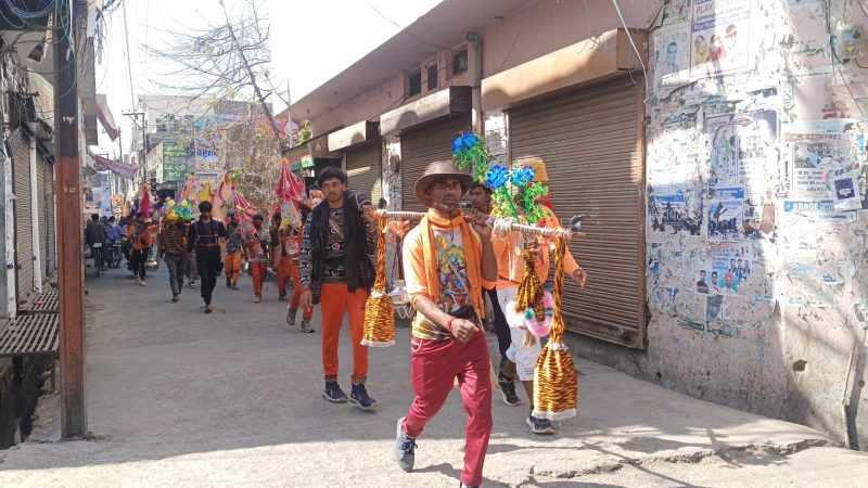 महाशिवरात्रि: गंगाजल भरकर काशीपुर पहुंच रहे कांवड़िये