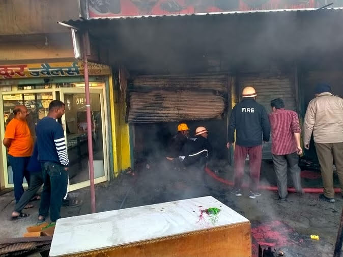 स्वाहा: जूते, चप्पल व गारमेंट्स की दुकान में लगी भीषण आग,सारा सामान जलकर राख