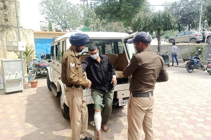 सनसनी: मुठभेड़ में एक गो तस्कर  के पैर में लगी गोली, दो फरार