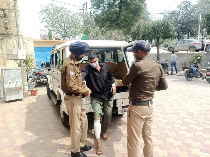 सनसनी: मुठभेड़ में एक गो तस्कर  के पैर में लगी गोली, दो फरार