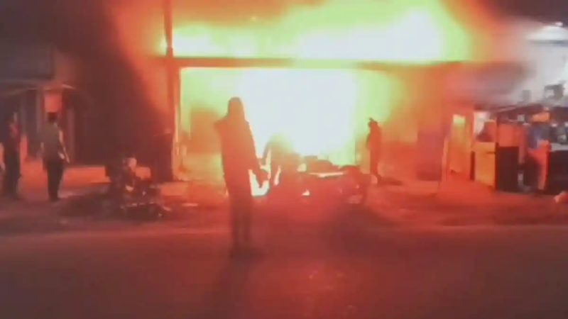 स्वाहा:  तीन दुकानों मे लगी आग से 50 लाख का नुकसान,चार वाहन जलकर खाक