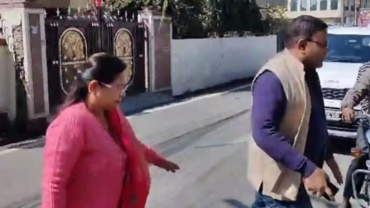 जांच: डाॅ हरक सिंह रावत की पत्नी ईडी कार्यालय में हुई पेश