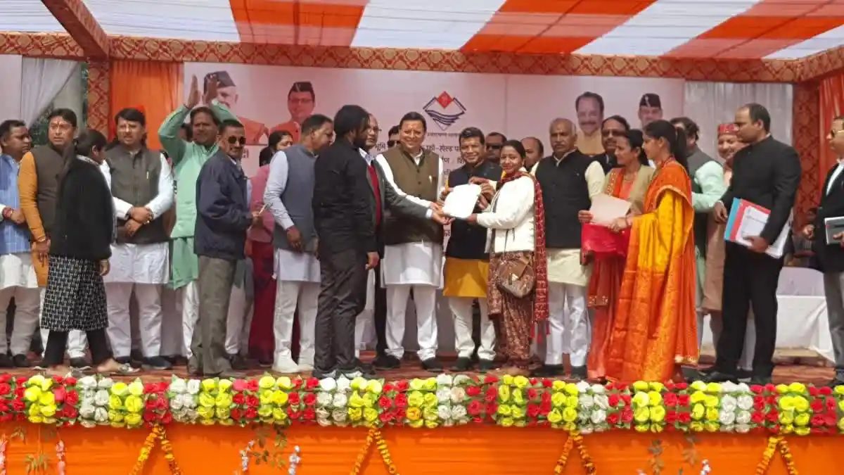 राज-काज:  सीएम धामी ने आवंटित किए नजूल नीति के 2600 पट्टे
