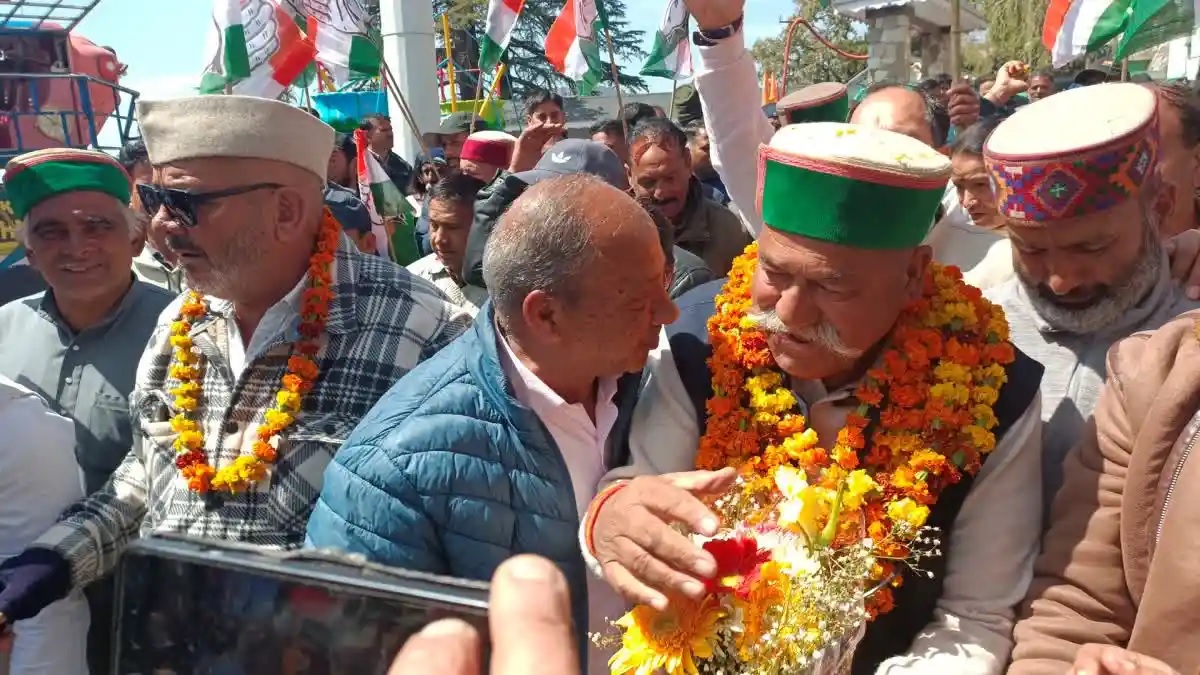 उत्साह: मसूरी पहुंचने पर कांग्रेस प्रत्याशी गुनसोला का कार्यकर्ताओं ने किया जोरदार स्वागत