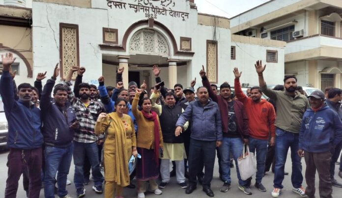 हड़ताल जारीः विधायक के माफी मांगने की मांग को लेकर अडे़ निगम कर्मी