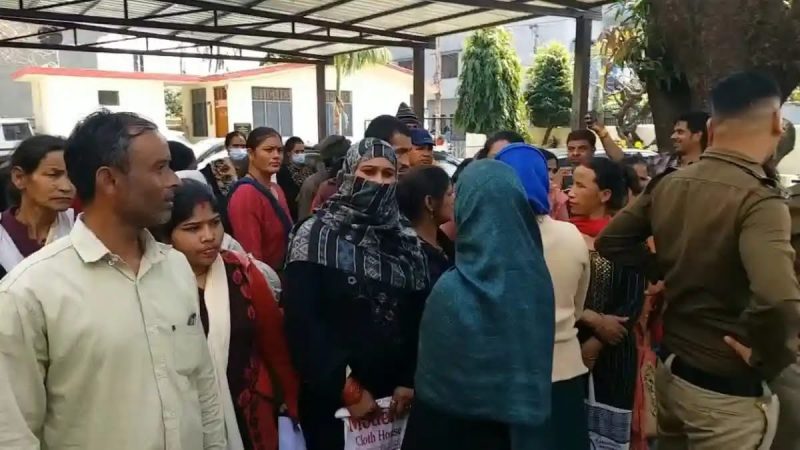 आक्रोश: श्रम विभाग कार्यालय के बाहर लाभार्थियों का हंगामा, काम न होने से थे नाराज़
