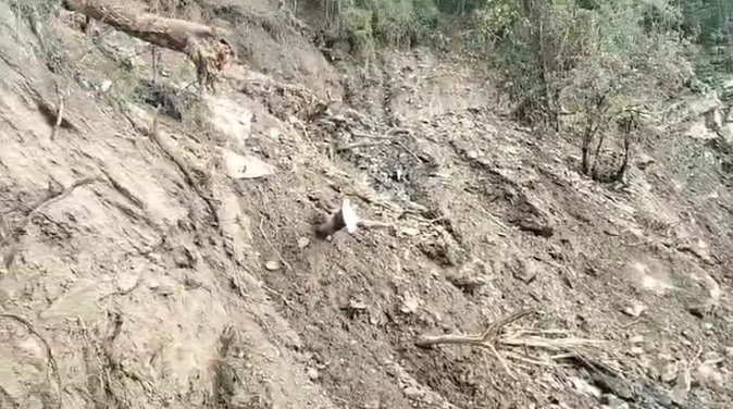 खतरनाक: पहाड़ी काटने के दौरान हुआ भूस्खलन, लोगों में मची भगदड़, कई घरों में दरारें