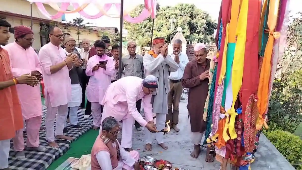 उल्लास: चीर बंधन के साथ कुमाऊ़ं में शुरू हुई खड़ी होली