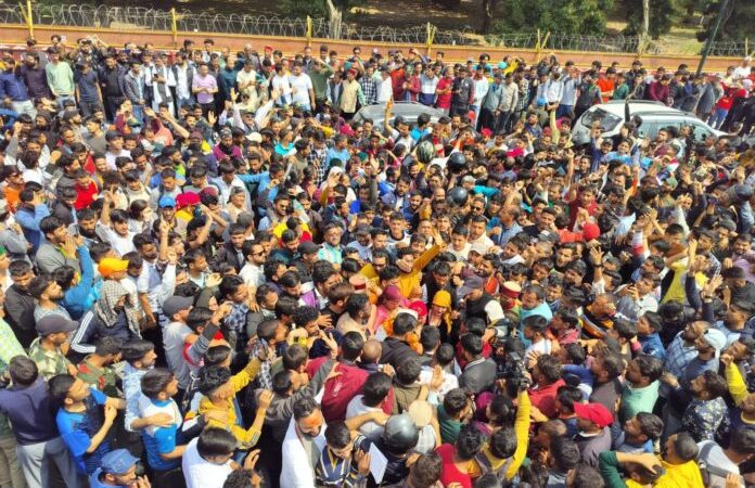 चुनाव नामांकन: निर्दलीय प्रत्याशी बॉबी पंवार के शक्ति प्रदर्शन में  उमड़ा जन सैलाब