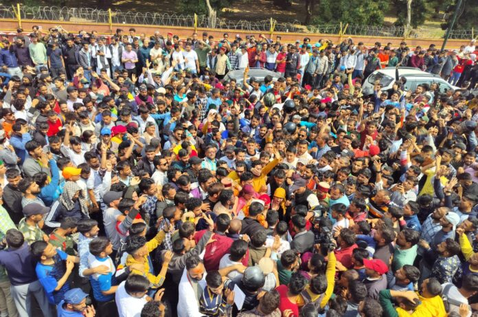 चुनाव नामांकन: निर्दलीय प्रत्याशी बॉबी पंवार के शक्ति प्रदर्शन में  उमड़ा जन सैलाब