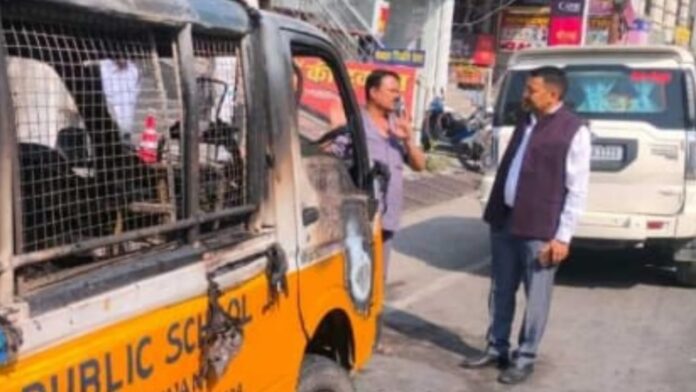 गनीमत: स्कूल वैन में आग मच गई अफरा-तफरी, संयोग से बच्चे नहीं थे वाहन में