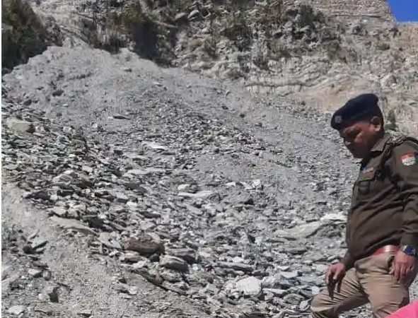 हादसा: खाई में गिरने से बाइक सवार की दर्दनाक मौत