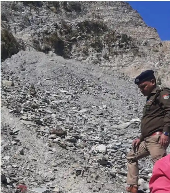 हादसा: खाई में गिरने से बाइक सवार की दर्दनाक मौत