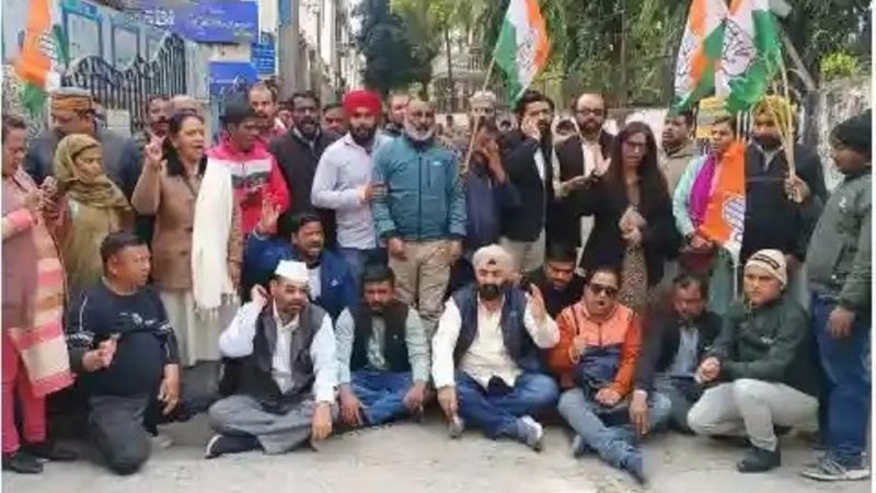 इलेक्टोरल बॉन्ड को लेकर कांग्रेस ने किया एसबीआई के बाहर प्रदर्शन