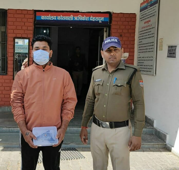 सबक: नशे में पिस्टल लहराकर दिखा रहा था दबंगई, पुलिस ने पहुंचा दिया सलाखों के पीछे