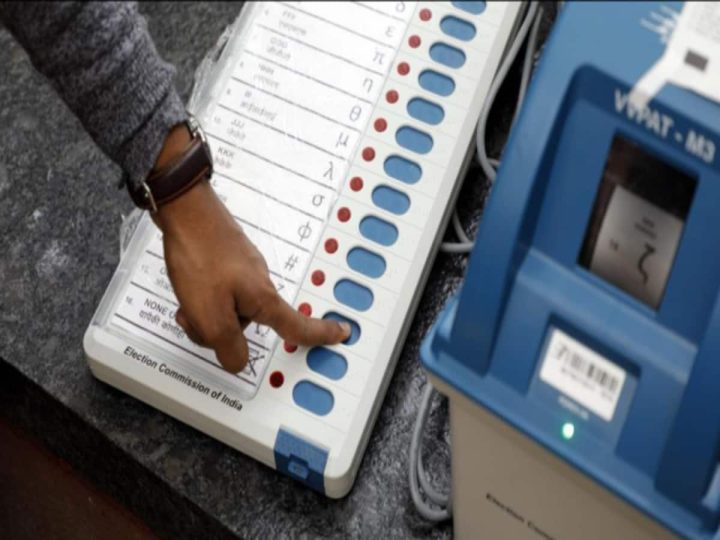 विरोध: वोट डालने गए मतदाता ने जमीन पर पटक दी ईवीएम मशीन, पोलिंग बूथ पर मची अफरा तफरी