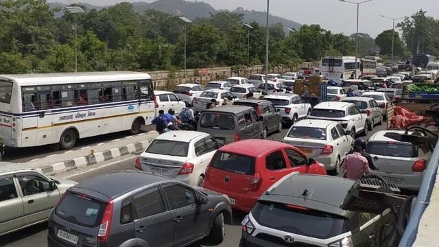 आफत: रविवार को धर्मनगरी में उमड़ा पर्यटकों का सैलाब,जाम ने किया हलकान