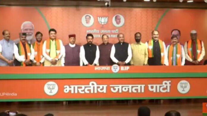 पलटीमार: हिमाचल प्रदेश के छह बागी विधायक भाजपा में शामिल