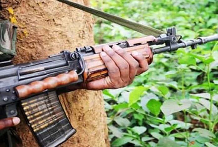 सनसनी: पुलिस और नक्सलियों की मुठभेड़, चार नक्सली ढेर