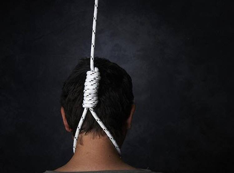 लापता महिला का अर्धनग्न शव पेड़ से लटका मिला