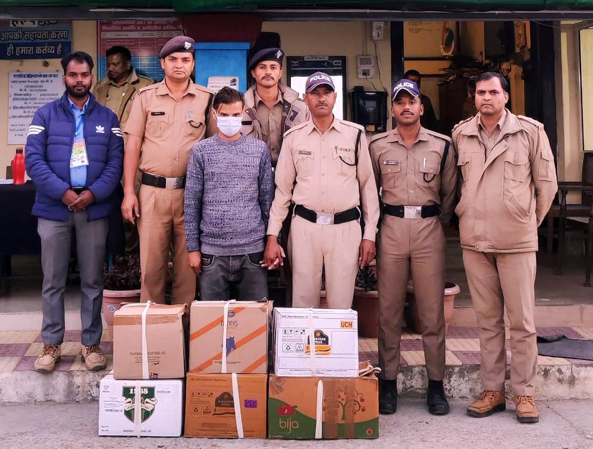 शिकंजा: चेकिंग के दौरान कार से 06 पेटी अवैध शराब बरामद, चालक गिरफ्तार