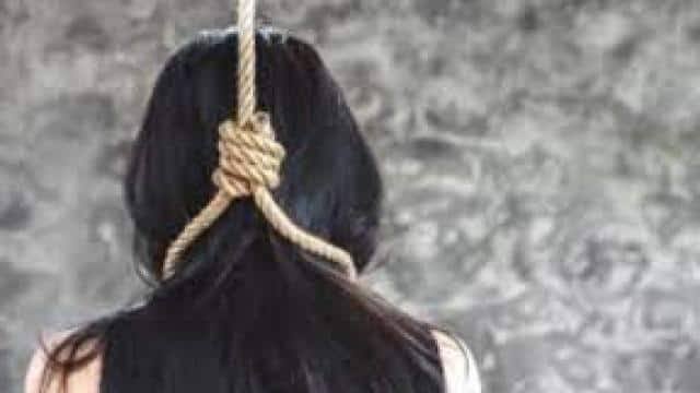 संदेहास्पद: संदिग्ध परिस्थितियों में फंदे से लटका मिला युवती का शव