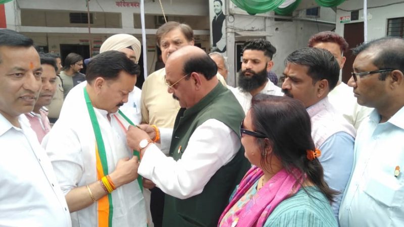 कांग्रेस: प्रचार अभियान तेज, कार्यकर्ताओं को पहनाए गए पार्टी चुनाव चिह्न के बैज