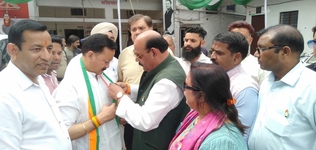 कांग्रेस: प्रचार अभियान तेज, कार्यकर्ताओं को पहनाए गए पार्टी चुनाव चिह्न के बैज