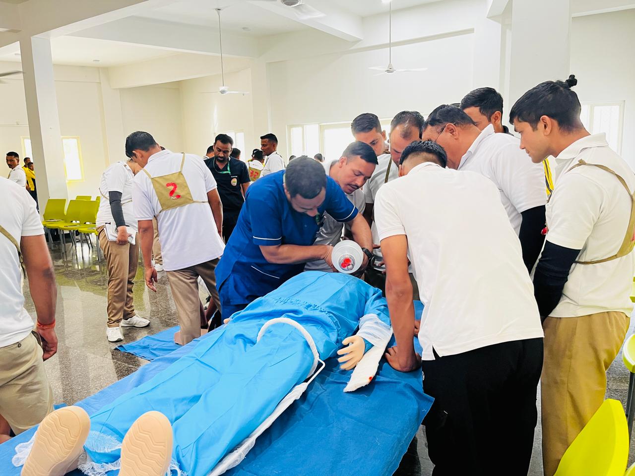 एम्स: नर्सिंग प्रोफेशनल टीम द्वारा स्टेट डिजास्टर रेस्पांस फोर्स के जवानों को दिया गया प्रशिक्षण