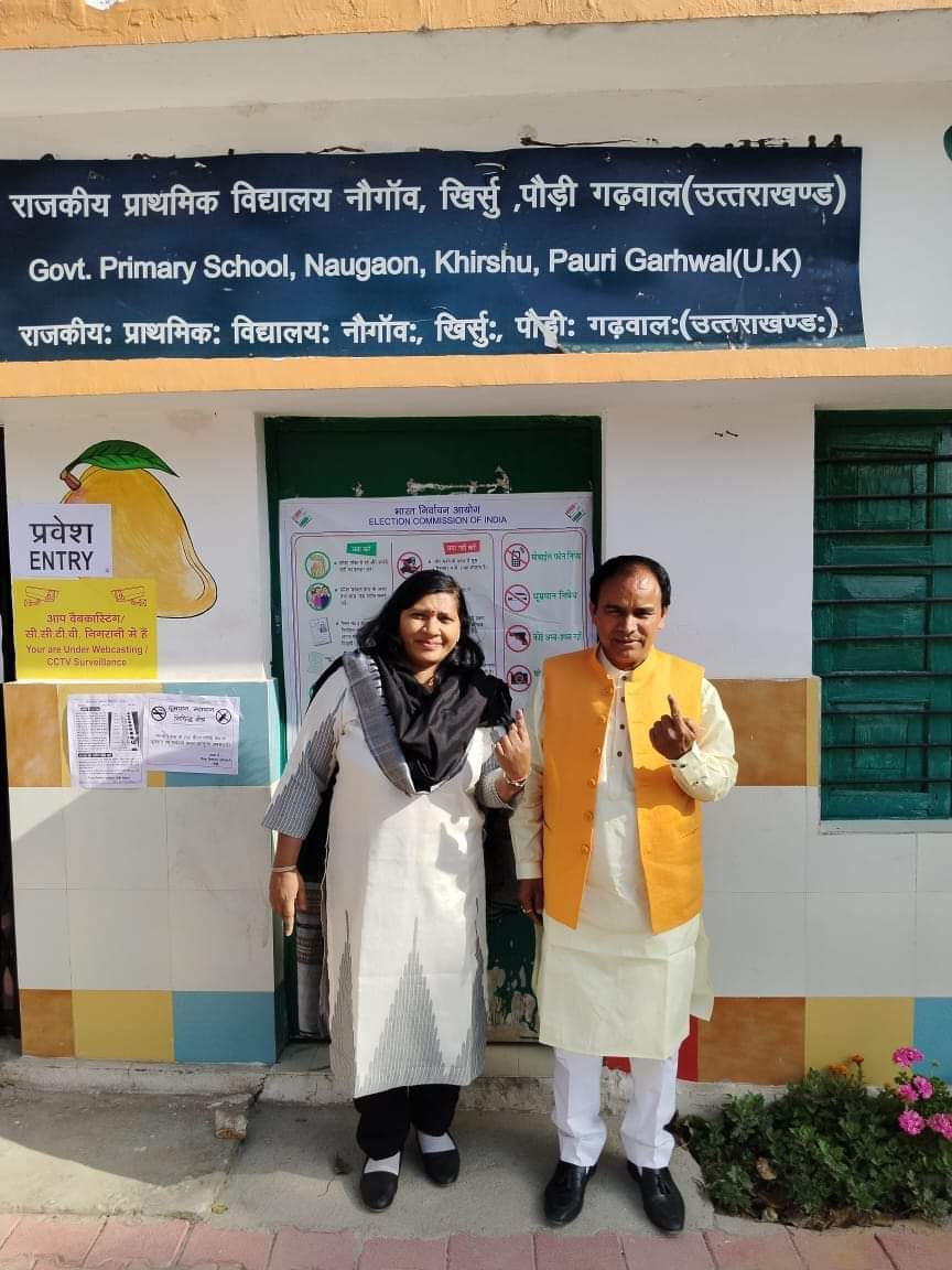लोकसभा चुनाव: कैबिनेट मंत्री डॉ. धन सिंह रावत ने सपत्नीक अपने पैतृक गांव में किया मतदान