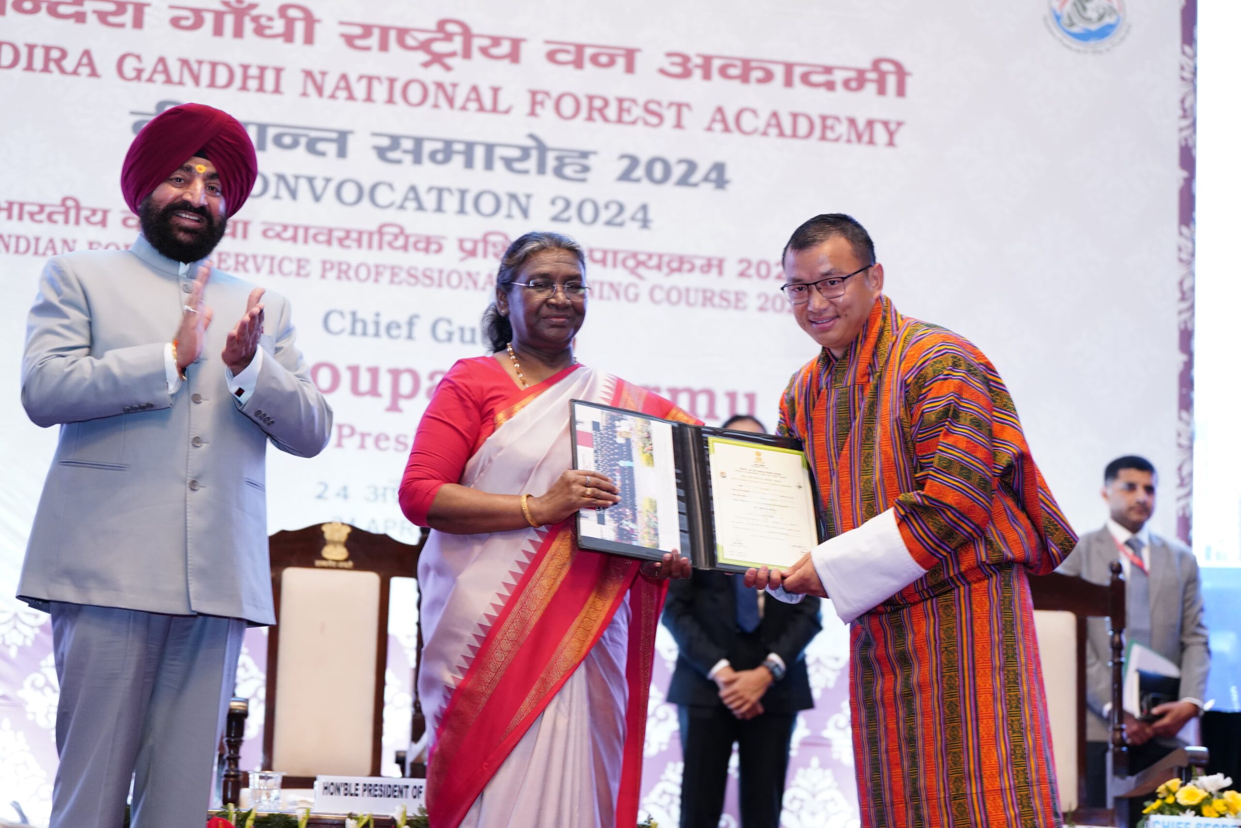 राज-काज: राष्ट्रपति श्रीमती द्रौपदी मुर्मु, परिवीक्षार्थियों को प्रदान किए प्रमाण पत्र और पदक