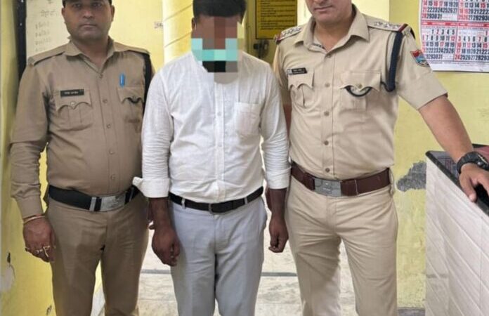 सबक: पोलिंग बूथ के अंदर वीडियो बनाना युवक को पड़ा भारी, पुलिस ने किया गिरफ्तार