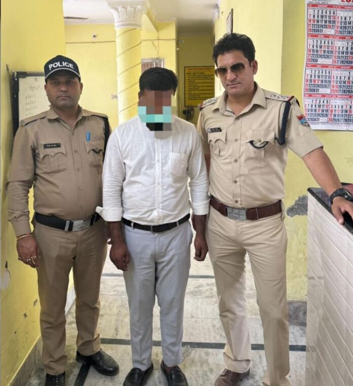 सबक: पोलिंग बूथ के अंदर वीडियो बनाना युवक को पड़ा भारी, पुलिस ने किया गिरफ्तार