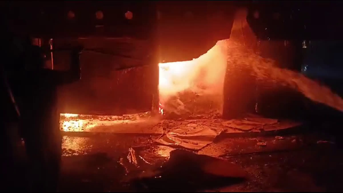 हादसा: यहां  तीन मंजिला दुकान में लग गई भीषण आग, सारा सामान जलकर खाक