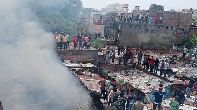 स्वाहा : भीषण अग्निकांड में मजदूरों की 22 झोपड़ियां जलकर खाक, लोगों ने भाग कर बचा ली जान