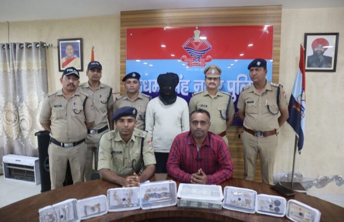 शिकंजा: चोरी की गयी लाखों की ज्वैलरी व नगदी के साथ चपरासी गिरफ्तार