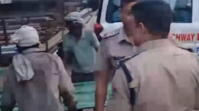 शिकंजा: डुप्लीकेट रूफिंग शीट्स बेचने का गोदाम पकड़ा, मुकदमा दर्ज