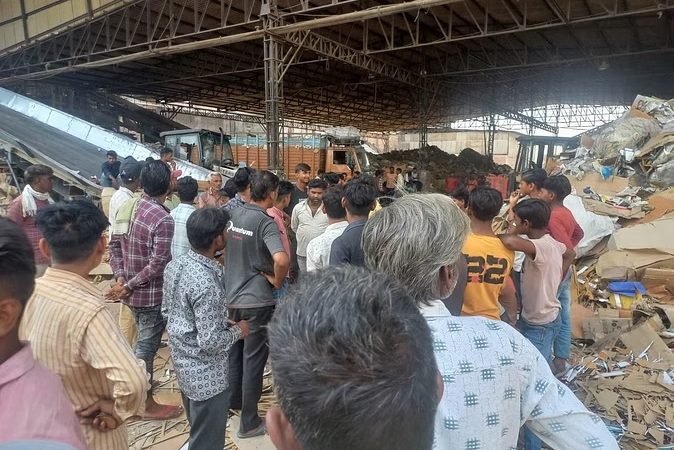  दुखद: फैक्टरी में कार्टन पेपर बिछा कर लेटा था मजदूर, मशीन के नीचे दबकर हो गई दर्दनाक मौत