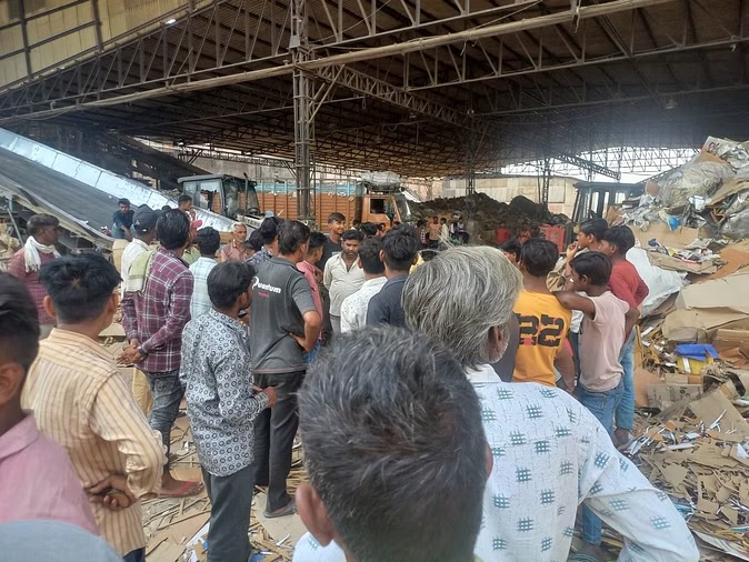  दुखद: फैक्टरी में कार्टन पेपर बिछा कर लेटा था मजदूर, मशीन के नीचे दबकर हो गई दर्दनाक मौत