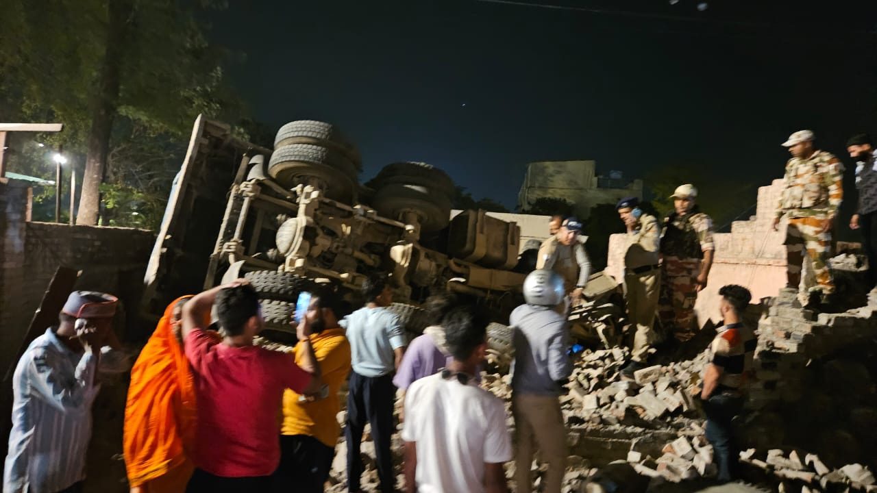 बेकाबू डंपर सड़क पर पलटा, बाल-बाल बची राहगीरों को जान