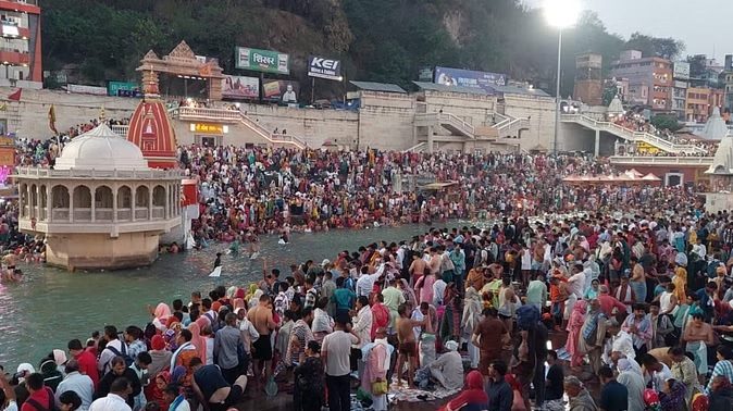 आस्था: सोमवती अमावस्या पर श्रद्धालुओं ने गंगा में लगाई आस्था की डुबकी