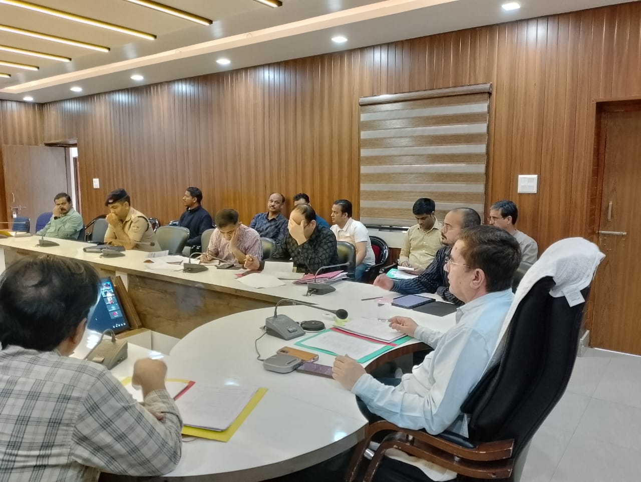 राज-काजः डीएम डाॅ मेहरबान सिंह बिष्ट ने ली चारधाम यात्रा की समीक्षा बैठक