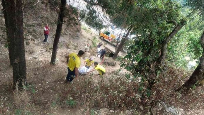 बड़ी खबर: कार के खाई में गिर जाने से तीन की मौके पर ही दर्दनाक मौत