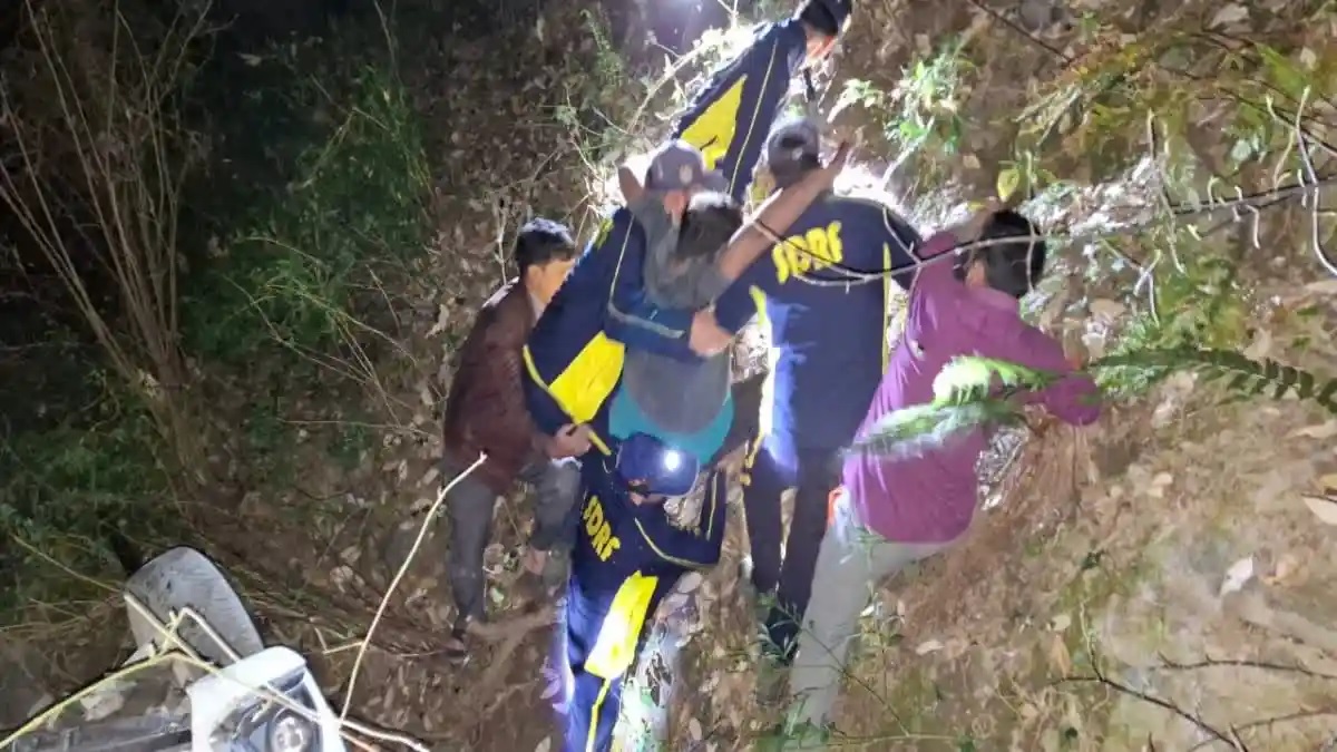 हादसा: अनियंत्रित होकर गहरी खाई में जा गिरी पयर्टकों की कार, दो लोग घायल
